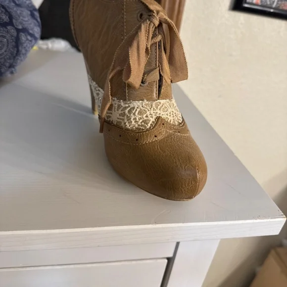 Laced heal - Picture 2 of 5